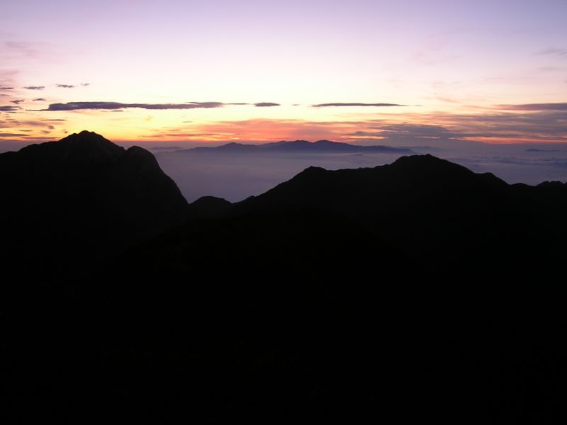 仙丈ヶ岳 -- 左に甲斐駒ヶ岳、はるか遠方に瑞牆山、金峰山を望む