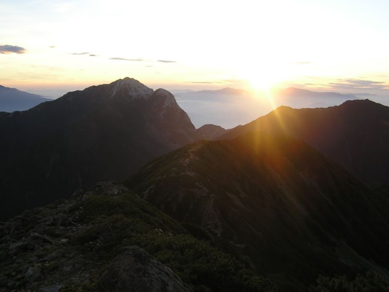仙丈ヶ岳 -- 輝く金峰山