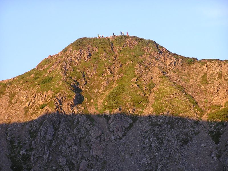 仙丈ヶ岳 -- 赤みを帯びた仙丈ヶ岳山頂