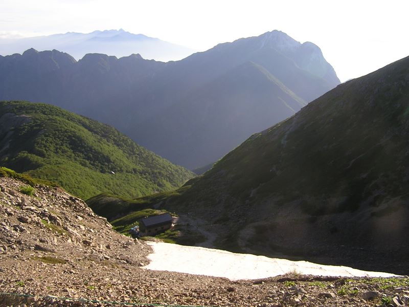 仙丈ヶ岳 -- 遠くに八ヶ岳、手前に甲斐駒ヶ岳