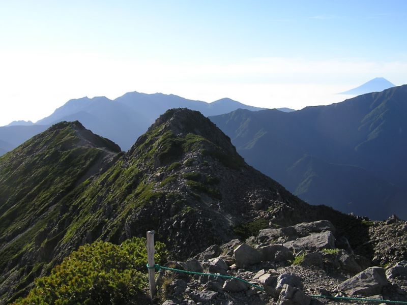 仙丈ヶ岳 -- 小仙丈ヶ岳に連なる尾根、遠方に鳳凰三山