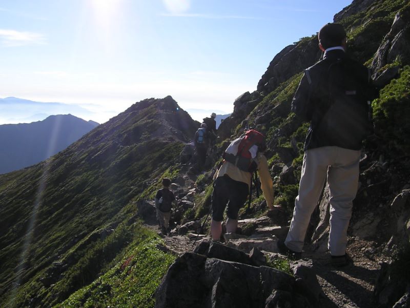 仙丈ヶ岳 -- カールの縁を小仙丈ヶ岳に向って進む