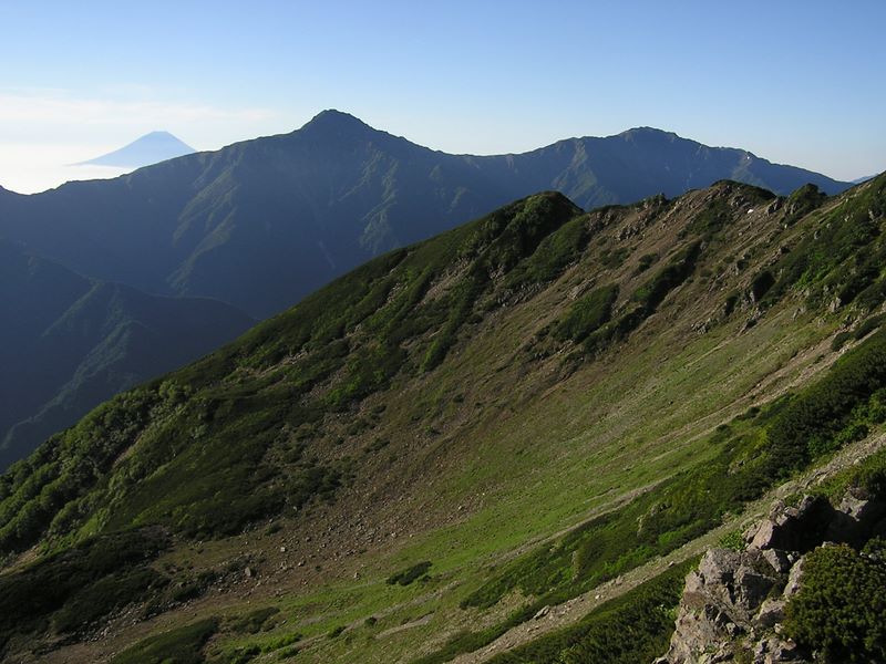 仙丈ヶ岳 -- 美しい吊り尾根と美しいカール