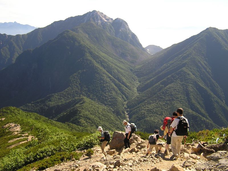 仙丈ヶ岳 -- 北沢峠は遥か下だ