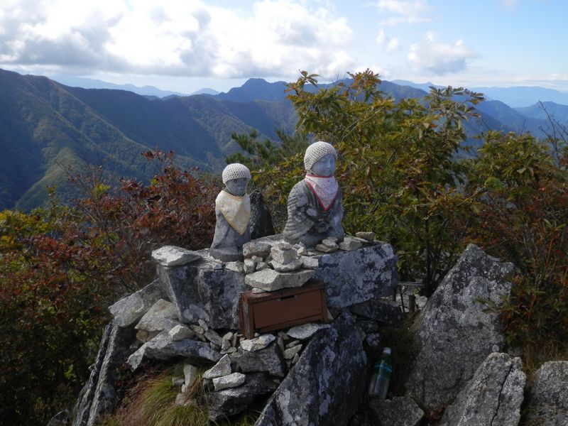 釈迦ヶ岳山頂の夫婦地蔵