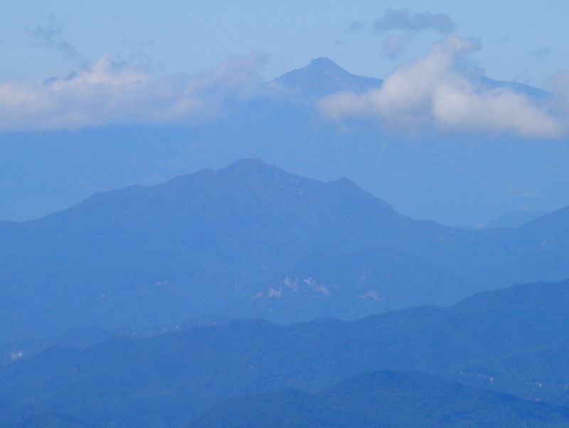 八ヶ岳と茅ヶ岳を望む