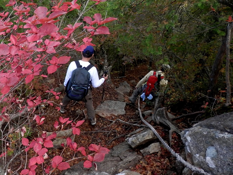 ロープは岩角で擦れている
