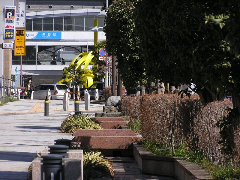 渋沢丘陵と頭高山 -- 明るい秦野駅南口から元気よく出発