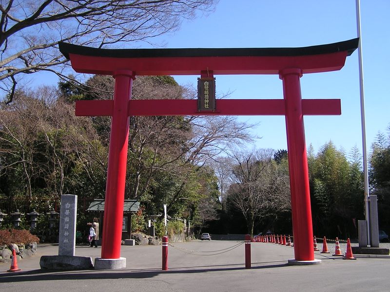 白笹稲荷神社の大鳥居の前を通過
