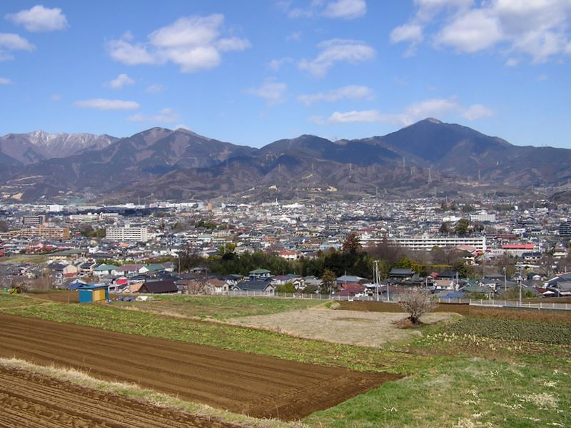 大山（右）から塔ノ岳（左）までを望む