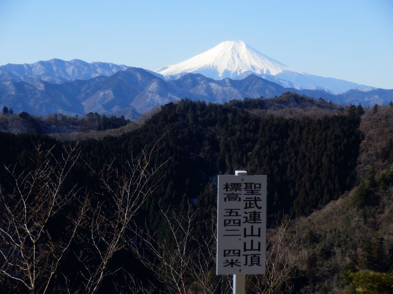 聖武連山頂から西面と南面に展望が利く