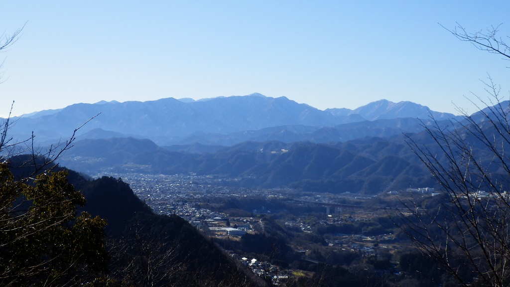 聖武連山頂より丹沢山塊を一望
