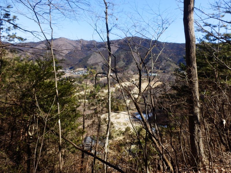能岳・左手に生藤山とゴルフ場