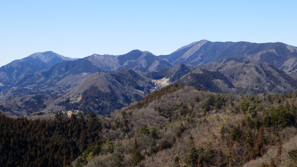 八重山展望台より望む、扇山、権現山、要害山ほか