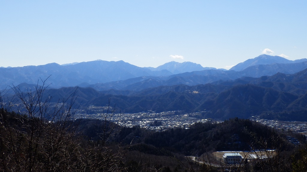 八重山展望台より望む、蛭ヶ岳、檜洞丸、大室山と、上野原市街地