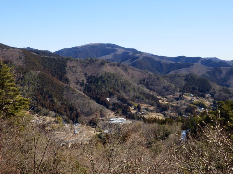八重山展望台より、陣馬山を望む