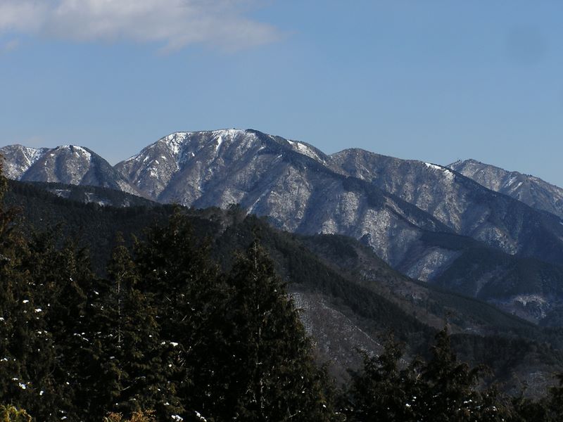 シダンゴ山頂より、三ノ塔と大山を望む