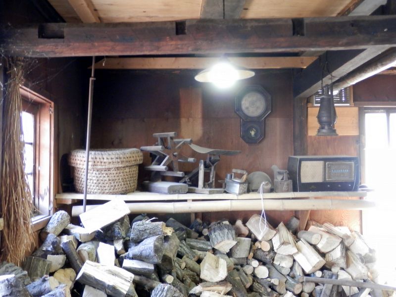 城山かたくりの里 -- 電笠、掛時計、ラジオ、アイロン、ほか諸々