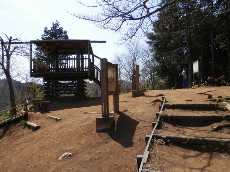 草戸山（364m）に到着。展望台は365mか