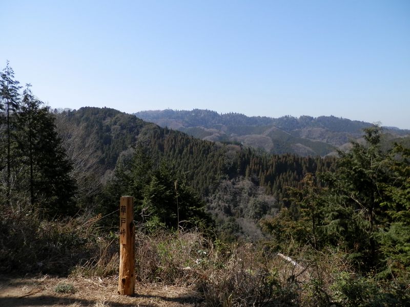 草戸峠より、高尾山を望む