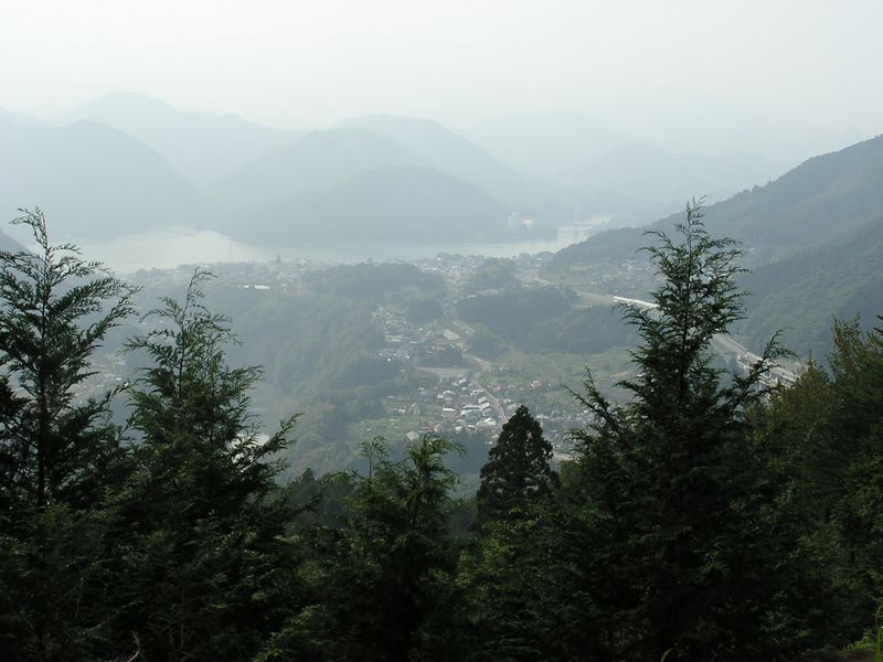 高尾山から城山 -- 相模湖が待っている