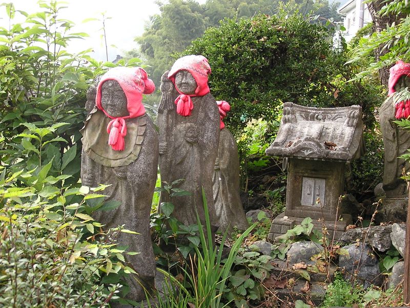 高尾山から城山 -- お地蔵さんって子供みたい