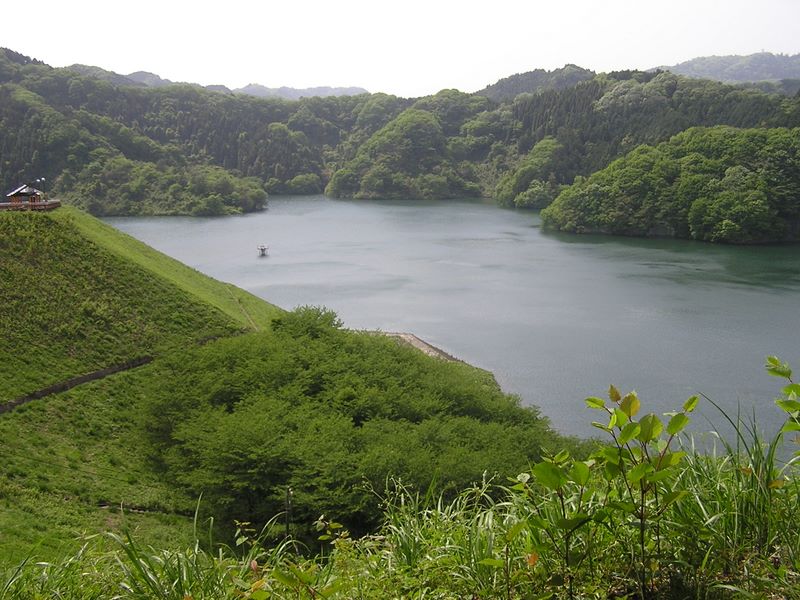 城山湖 -- 城山湖越しに高尾山（右）と南高尾山稜を望む