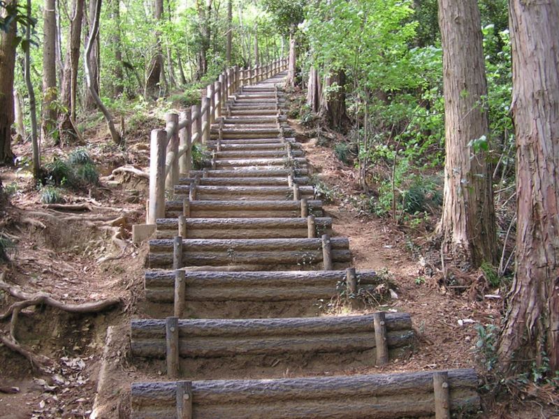 城山湖 -- はなさき休憩所から草戸山に向かう急な階段
