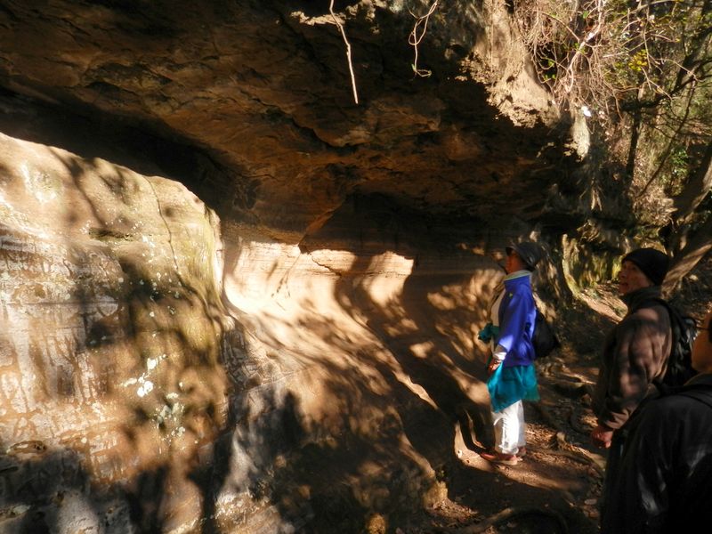 風雪が削り取った地層