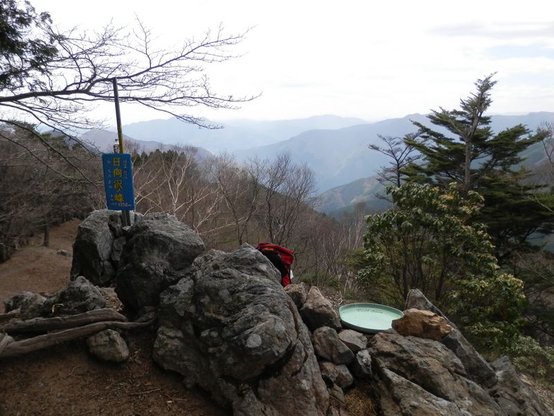丸い盆に座ると正面に富士山