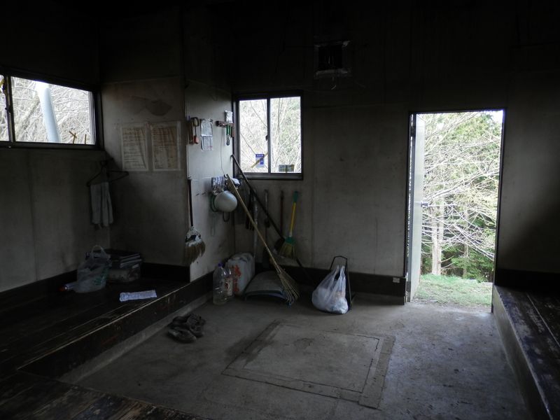 一杯水避難小屋の中