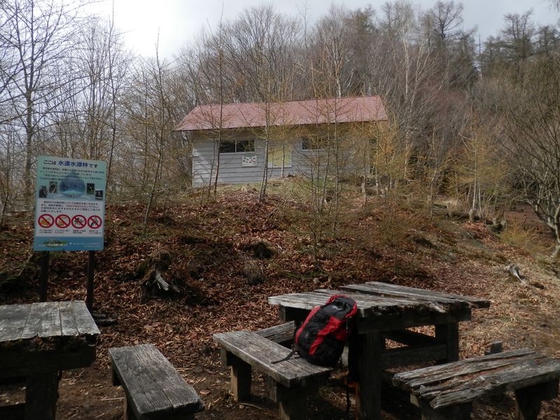 テーブルとベンチは老朽