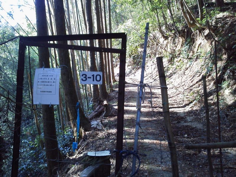 開けたら必ず柵を閉めてしばって下さい