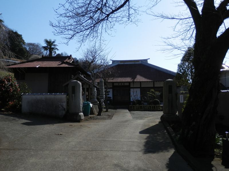 高岳寺の門前で