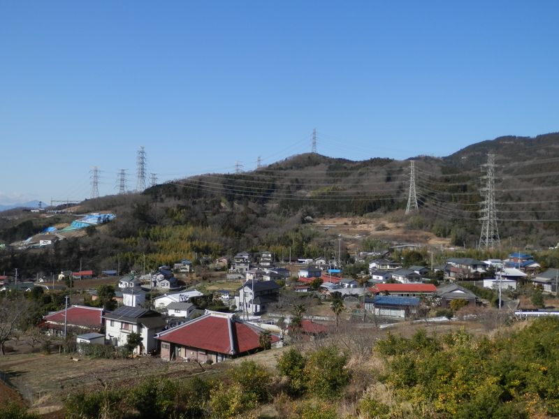 新秦野変電所〜秦浜線4号までを望む
