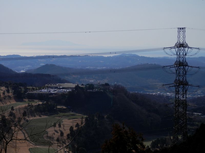 秦浜線7号と伊豆大島を望む