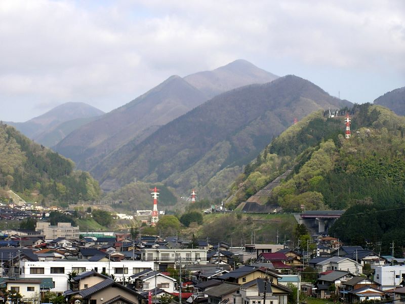 高川山･九鬼山 -- 左奥に笹子雁ケ腹摺山、中央にお坊山