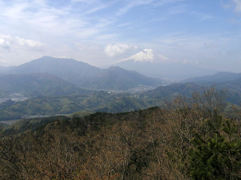 高川山･九鬼山 -- 高川山頂から、春がすみの富士山