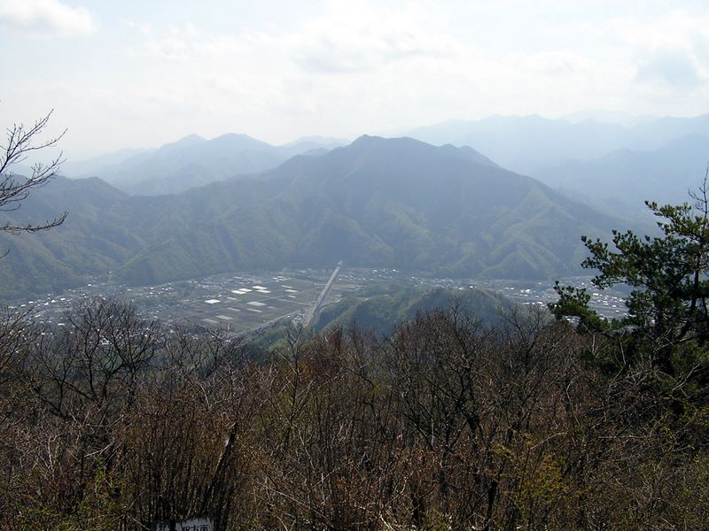 高川山頂から望む九鬼山とリニア実験線