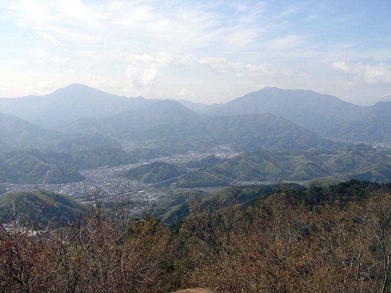 高川山･九鬼山 -- 左に御正体山、手前に都留市