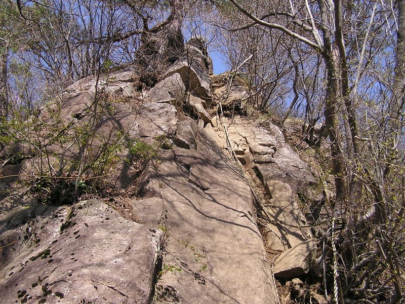 高川山頂直下の小さな岩場
