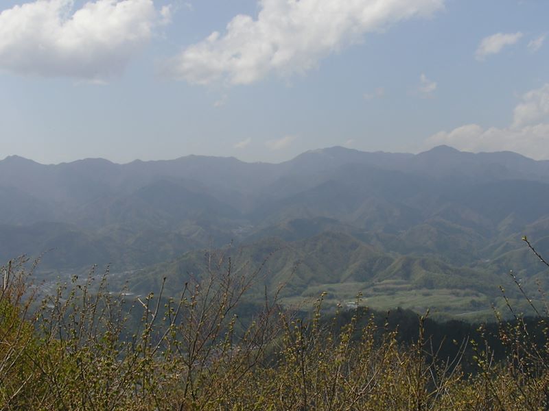 九鬼山頂より、右より雁ケ腹摺山、黒岳、大蔵高丸、ハマイバ