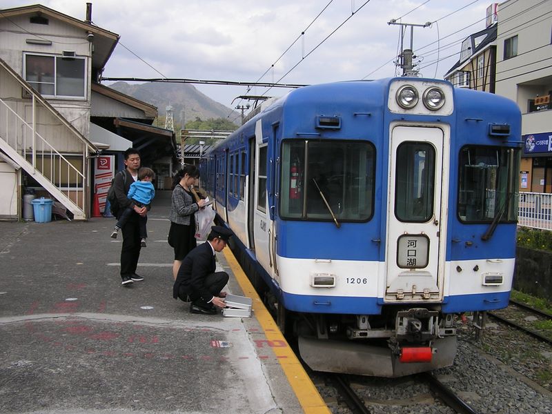 高川山･九鬼山 -- 親切な車掌さん　大月駅にて
