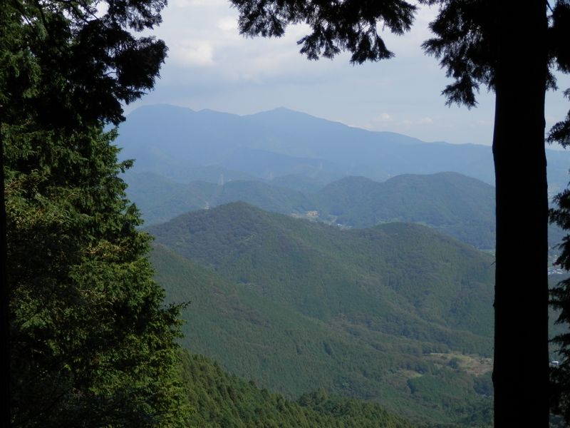 大山（中央）、二ノ塔、三ノ塔（左）を望む