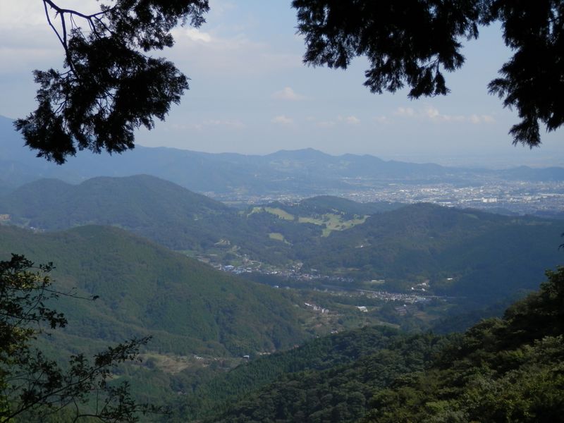 大山の南に伸びる尾根を望む