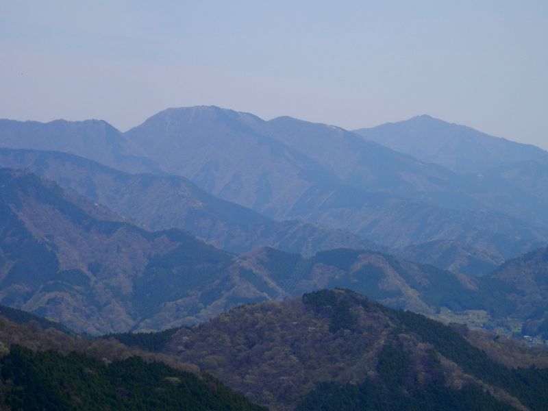 三ノ塔（左）、二ノ塔、大山も