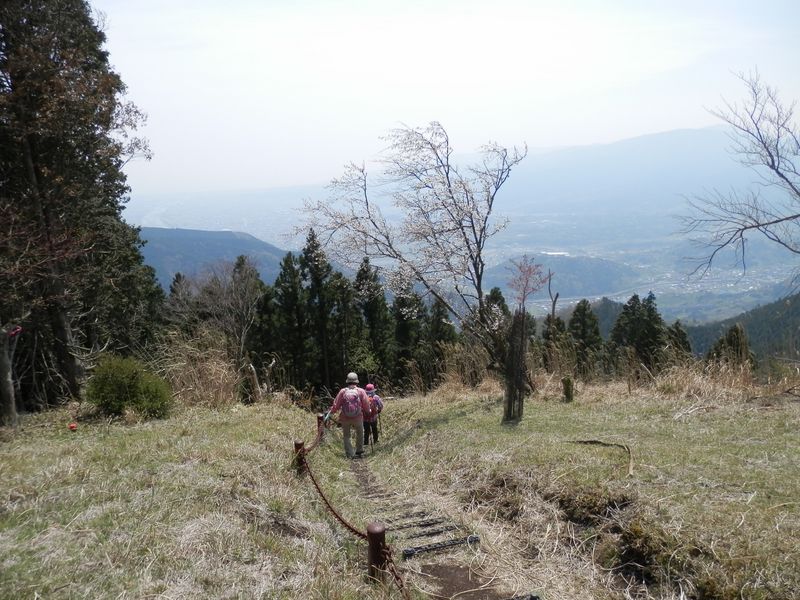 尺里峠に向かって下山開始