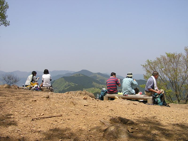 高水三山 -- さあ、昼食だ。岩茸石山