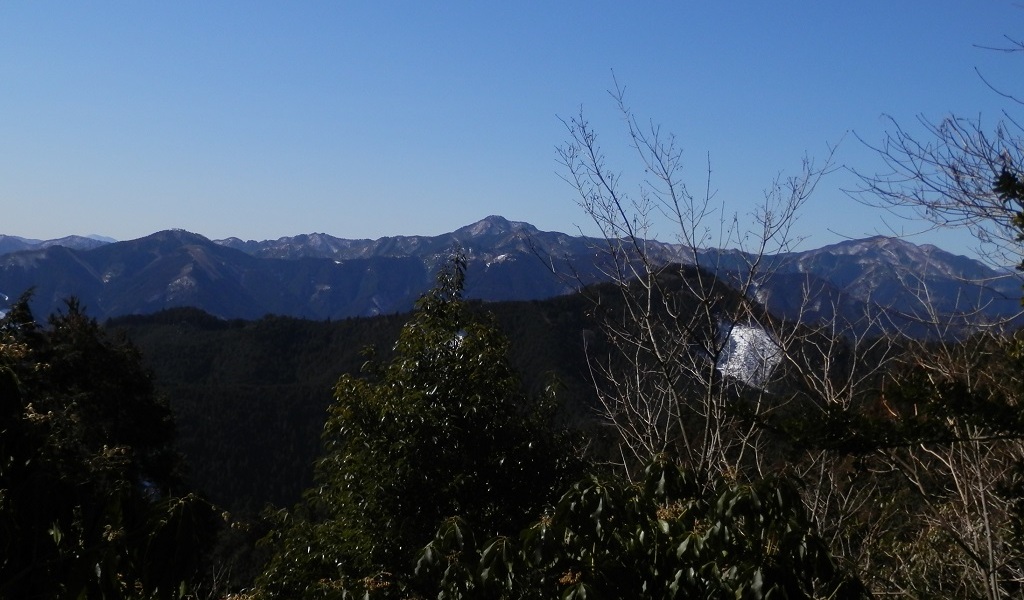 高水山より、日の出山、御岳山・大岳山、御前山を望む