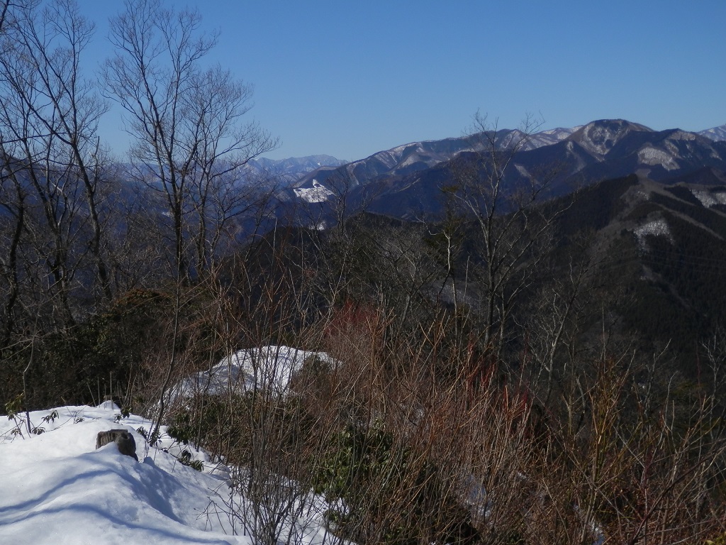 石尾根のかなたに大菩薩連嶺